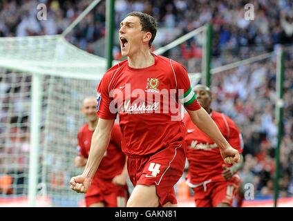 Soccer - Johnstone's Paint Trophy Final - Milton Keynes Dons v Grimsby Town - Wembley Stadium. Milton Keynes Dons' Keith Andrews celebrates scoring the opening goal of the game from the penalty spot Stock Photo