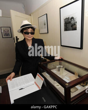 Yoko Ono Photocall - Liverpool Stock Photo