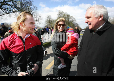 Taoiseach Bertie Ahern meeting singer Ronan Keating, his wife Yvonne and daughter Ali at the 6th Annual Great Ireland 10k Run in the Phoenix Park, Dublin. Stock Photo