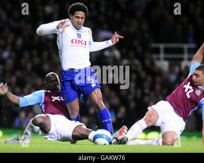 Soccer - Barclays Premier League - West Ham United v Portsmouth - Upton Park. Portsmouth's Glen Johnson tussles for the ball during the Barclays Premier League match at Upton Park, London. Stock Photo
