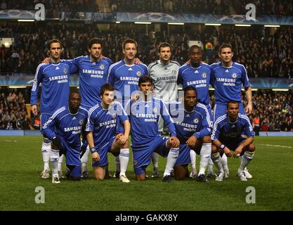 Soccer - UEFA Champions League - First Knockout Round - Second Leg - Chelsea v Olympiakos - Stamford Bridge. The Chelsea team prior to kick off Stock Photo