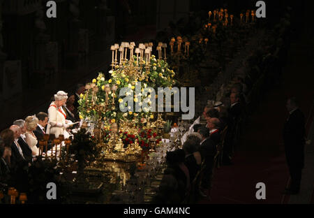 Britain's Queen Elizabeth II, standing at left, gives a speech flanked at left by France's President Nicolas Sarkozy at the start of a state banquet at Windsor Castle in Windsor. Stock Photo