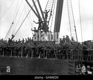 British soldiers arrive by troopship at the French port of St. Nazaire during the First World War. Stock Photo