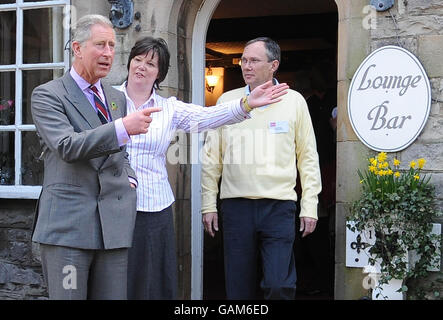 Prince Charles the 'Black Swan' pub in Ravenstonedale, Cumbria alongside owners Alan and Louise Dinnes. The pub has been transformed by the Prince's 'Pub Is The Hub' initiative, which has helped to regenerate 300 locals across Britain. Stock Photo