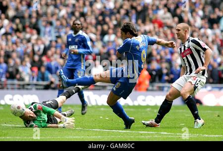 Soccer - FA Cup - Semi Final - West Bromwich Albion v Portsmouth - Wembley Stadium Stock Photo