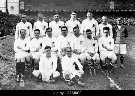 England Team Group (Back Row l-r) Joe Periton, Carl Aarvold, Kendrick Stark, Jerry Hanley, Doug Prentice, Godfrey Palmer, T. H. Vile (referee). Stock Photo