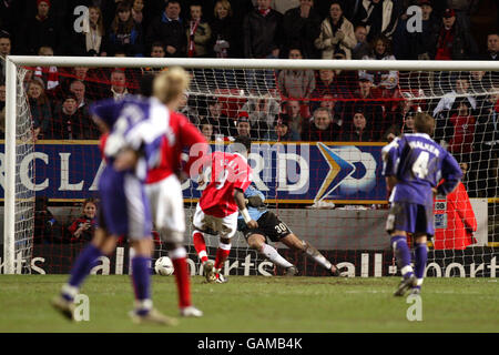 Soccer - FA Cup - Third Round - Charlton Athletic v Exeter City. Charlton Athletic's Jason Euell scores the third goal from the penalty spot against Exeter Stock Photo