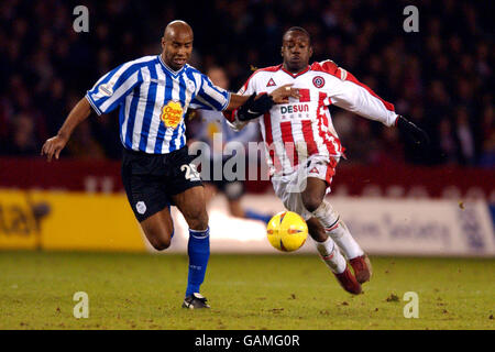 Soccer - Nationwide League Division One - Sheffield United v Sheffield Wednesday. Sheffield Wednesday's Danny Maddix (l) and Shefield United's Steven Kabba (r) race for the ball Stock Photo