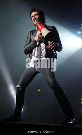 Velvet Revolver In Concert - London. Scott Weiland the lead singer of Velvet Revolver performing in concert at Brixton Academy in London. Stock Photo