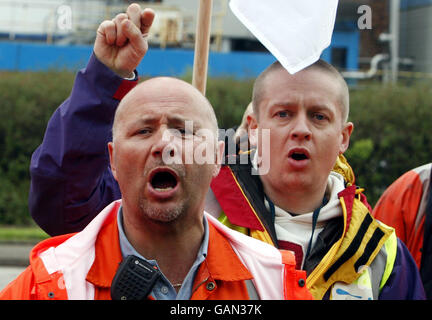 Oil refinery workers strike. Strike workers react as Jim Ratcliffe, the founder of Ineos, leaves Grangemouth oil refinery in Scotland. Stock Photo