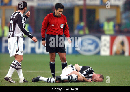 Newcastle United's Alan Shearer (r) lies in agony as his teammate Gary Speed (l) demands a yellow card from referee Lucilio Cardoso Cortez Batista Stock Photo