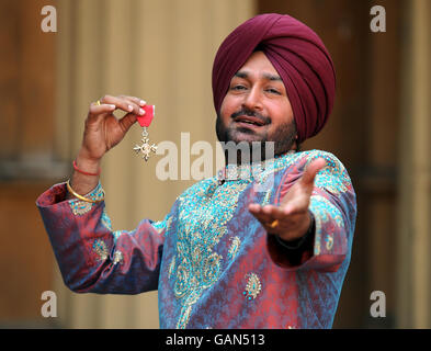 Malkit Singh, 48, a renowned Bangra singer from Sutton Coldfield, West Midlands after he collected an MBE from Queen Elizabeth II during an investiture ceremony at Buckingham Palace, London. Stock Photo