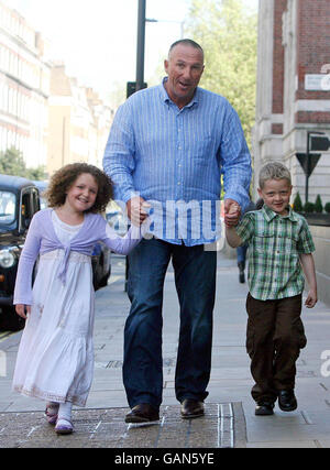 Sir Ian Botham with leukaemia sufferers, Jack Burnett, 5, and Rachel Smith, 7, in London to promote his latest fundraising walk, 'Beefy's Great British Walk - Against Childhood leukaemia', which takes place in 9 towns across the UK from 10 - 18 October. Stock Photo