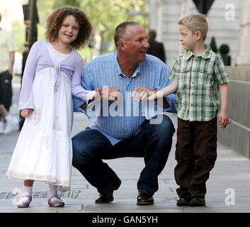 Sir Ian Botham with leukaemia sufferers, Jack Burnett, 5, and Rachel Smith, 7, in London to promote his latest fundraising walk, 'Beefy's Great British Walk - Against Childhood leukaemia', which takes place in 9 towns across the UK from 10 - 18 October. Stock Photo