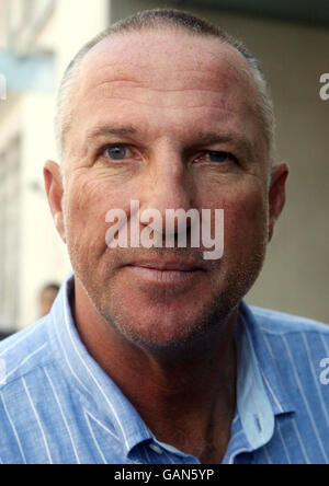 Sir Ian Botham in London to promote his latest fundraising walk, 'Beefy's Great British Walk - Against Childhood leukaemia', which takes place in 9 towns across the UK from 10 - 18 October. Stock Photo