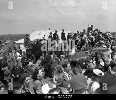 Horse Racing - Royal Ascot - Punters - 1947. Stage Coaches being used as grand stands at Ascot. Stock Photo