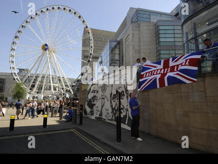 Glasgow Rangers fans arrive in Manchester as the city is preparing itself for around 120,000 Rangers fans who are expected to decend on the city for the Uefa Cup Final which takes place tomorrow night. Stock Photo