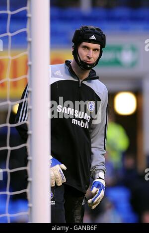 Soccer - Barclays Premier League - Everton v Chelsea - Goodison Park. Chelsea goalkeeper Petr Cech wearing his protective chin guard during the pre-match warm up Stock Photo