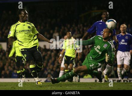 Soccer - Barclays Premier League - Everton v Chelsea - Goodison Park. Chelsea's Michael Essien scores the opening goal of the game Stock Photo