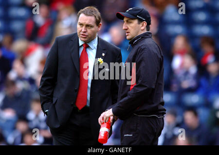 Rugby Union - The RBS Six Nations Championship - Scotland v Wales. Wales' coach Steve Hansen discusses team tactics with Rupert Moon, Ace Advisor Stock Photo