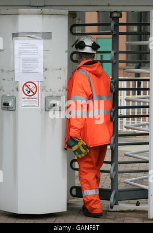 Oil refinery workers strike Stock Photo