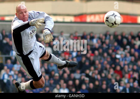 Soccer - FA Barclaycard Premiership - Blackburn Rovers v Arsenal. Blackburn Rovers' Goalkeeper Brad Friedel makes a great save from a free kick by Arsenal's Thierry Henry Stock Photo