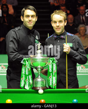 Ronnie O'Sullivan (left) and Ali Carter before the start of the final during the 888.com World Snooker Championship at the Crucible Theatre, Sheffield. Stock Photo