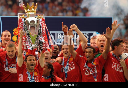 Manchester United's Ryan Giggs lifts the trophy following the Barclays Premier League match at JJB Stadium, Wigan. Stock Photo