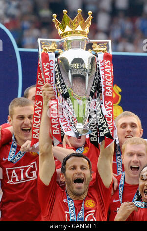 Soccer - Barclays Premier League - Wigan Athletic v Manchester United - JJB Stadium. Manchester United's Ryan Giggs lifts the trophy following the Barclays Premier League match at JJB Stadium, Wigan. Stock Photo