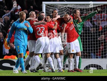 Manchester United's players celebrate after defeating Arsenal in a