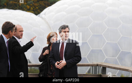 Prime Minister Gordon Brown (right) speaks with (from the left) Health Minister Ben Bradshaw, Eden Project Chief Executive Tim Smit and Eden Project Managing Director Gaynor Coley during his visit to the attraction near St Austell, Cornwall. Stock Photo