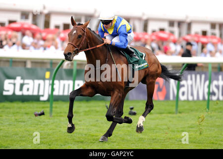 Horse Racing - StanJamesUK Guineas Festival - Day Two - Newmarket Racecourse Stock Photo