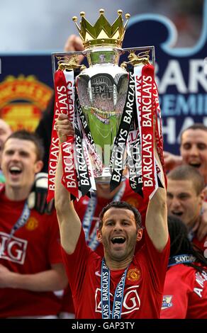 Soccer - Barclays Premier League - Wigan Athletic v Manchester United - JJB Stadium. Manchester United's Ryan Giggs lifts the Premier League trophy Stock Photo