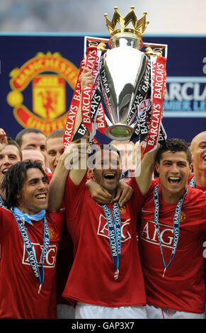 Manchester United's Ryan Giggs lifts the Premier League Trophy after the Barclays Premier League match at JJB Stadium, Wigan. Stock Photo