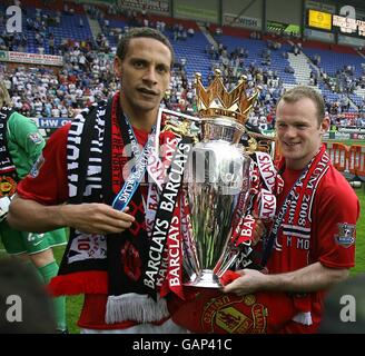 Soccer - Barclays Premier League - Wigan Athletic v Manchester United - JJB Stadium. Manchester United's Rio Ferdinand and Wayne Rooney with the Premier League trophy Stock Photo