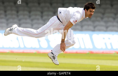 Cricket - First npower Test Match - Day Five - England v New Zealand - Lord's. England's James Anderson bowls during the First npower Test Match at Lord's, London. Stock Photo