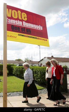 Labour candidate Tamsin Dunwoody (right) and Home Secretary Jacqui Smith (second right) arrive at the home of Labour supporter Kath Harvey, 81, in Crewe, in the lead up to this week's by-election. Stock Photo