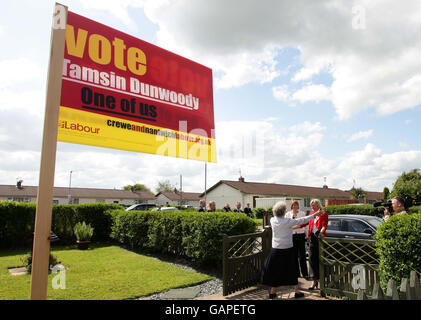 Labour candidate Tamsin Dunwoody (right) and Home Secretary Jacqui Smith (second right) arrive at the home of Labour supporter Kath Harvey, 81, in Crewe, in the lead up to this week's by-election. Stock Photo