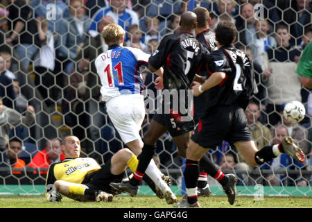 Soccer - FA Barclaycard Premiership - Blackburn Rovers v Charlton Athletic. Blackburn Rovers' Damien Duff beats Charlton Athletic's goalkeeper Dean Kiely for the winning goal Stock Photo