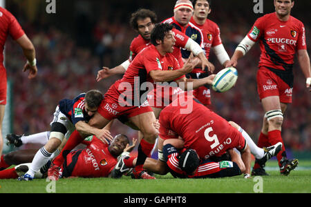 Toulouse's Byron Kelleher passes the ball from a maul during the Heineken Cup Final at the Millennium Stadium, Cardiff. Stock Photo