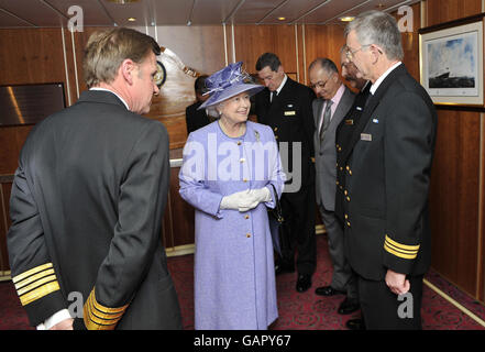 Britain's Queen Elizabeth II meets 2nd Engineer Martin Harrison who served with the ship during the Falklands War during her final visit to the Queen Elizabeth II liner at Southampton docks. . Stock Photo