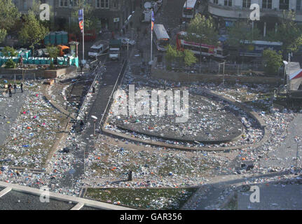 The clean up operation begins in Manchester's Piccadilly Gardens after the Uefa Cup final. Stock Photo