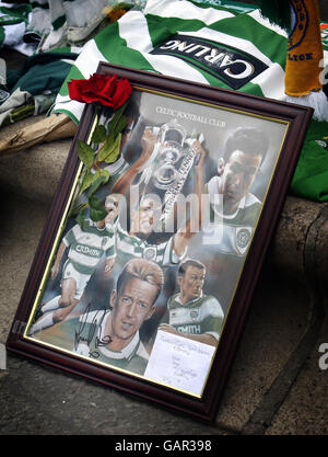 Soccer - Tommy Burns Tributes - Celtic Park Stock Photo