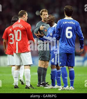 Chelsea's Claude Makelele has words with Manchester United's Wayne Rooney. Stock Photo