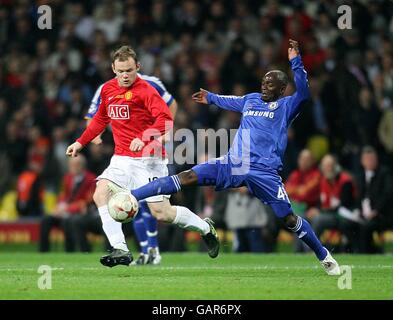 Manchester United's Wayne Rooney (left) and Chelsea's Claude Makelele battle for the ball Stock Photo