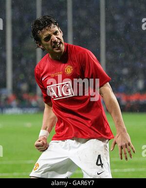 Manchester United's Owen Hargreaves celebrates after scoring his penalty in the shootout Stock Photo