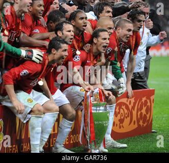 Soccer - UEFA Champions League - Final - Manchester United v Chelsea - Luzhniki Stadium. Manchester United players celebrate with the trophy after winning the Champions League final. Stock Photo
