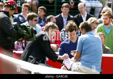 Tennis - Artois Championships - Day Four - The Queen's Club. Andrew Murray receives treatment during the Artois Championships at The Queen's Club, London. Stock Photo