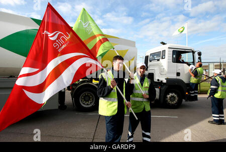 Fuel strike. Picketers talk to tanker drivers as they leave the Kingsbury fuel depot near Birmingham. Stock Photo