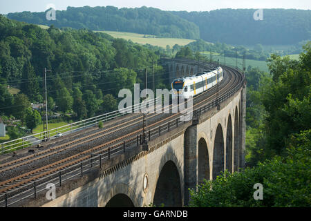 Deutschland, Nordrhein-Westfalen, Altenbeken, Großer Viadukt Altenbeken, überspannt mit 24 Bögen das Beketal westlich von Altenb Stock Photo